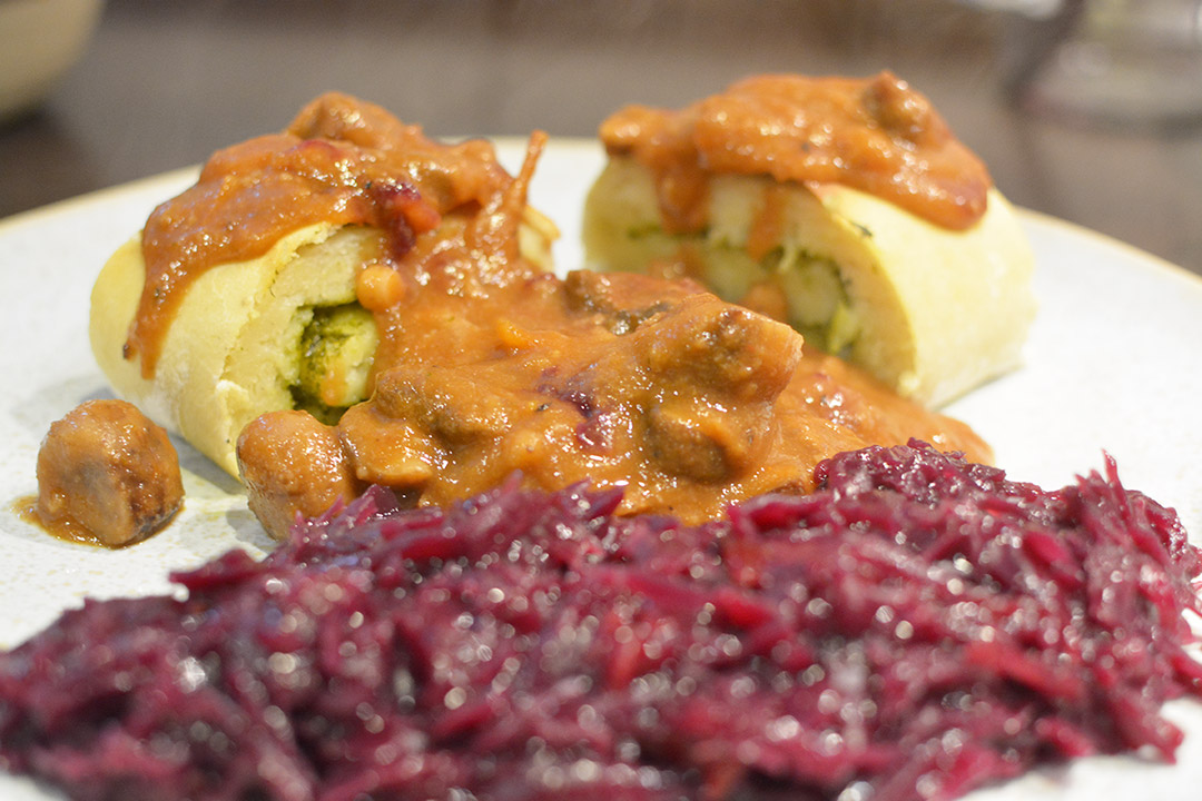 Gekräuterte Kartoffelrolle mit Maronen – Champignonsauce – glutenfrei möglich