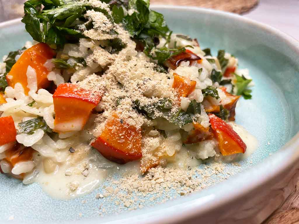 Kürbis Risotto mit Pinienkernen, Gremolata und Cashew-Kürbis Parmesan