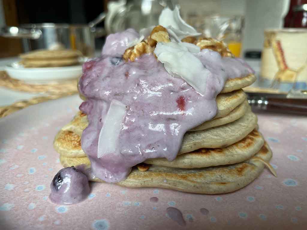 Vanille Pancakes mit cremigen Beerenkompott